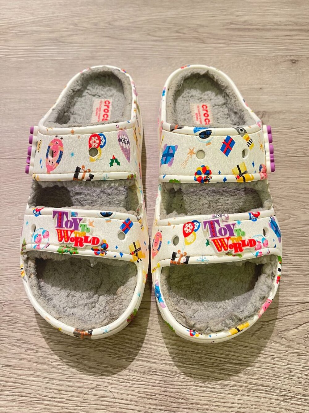 Disney Parks 2022 Christmas Pixar Toy To The World Clogs Crocs Men 6 Women 8